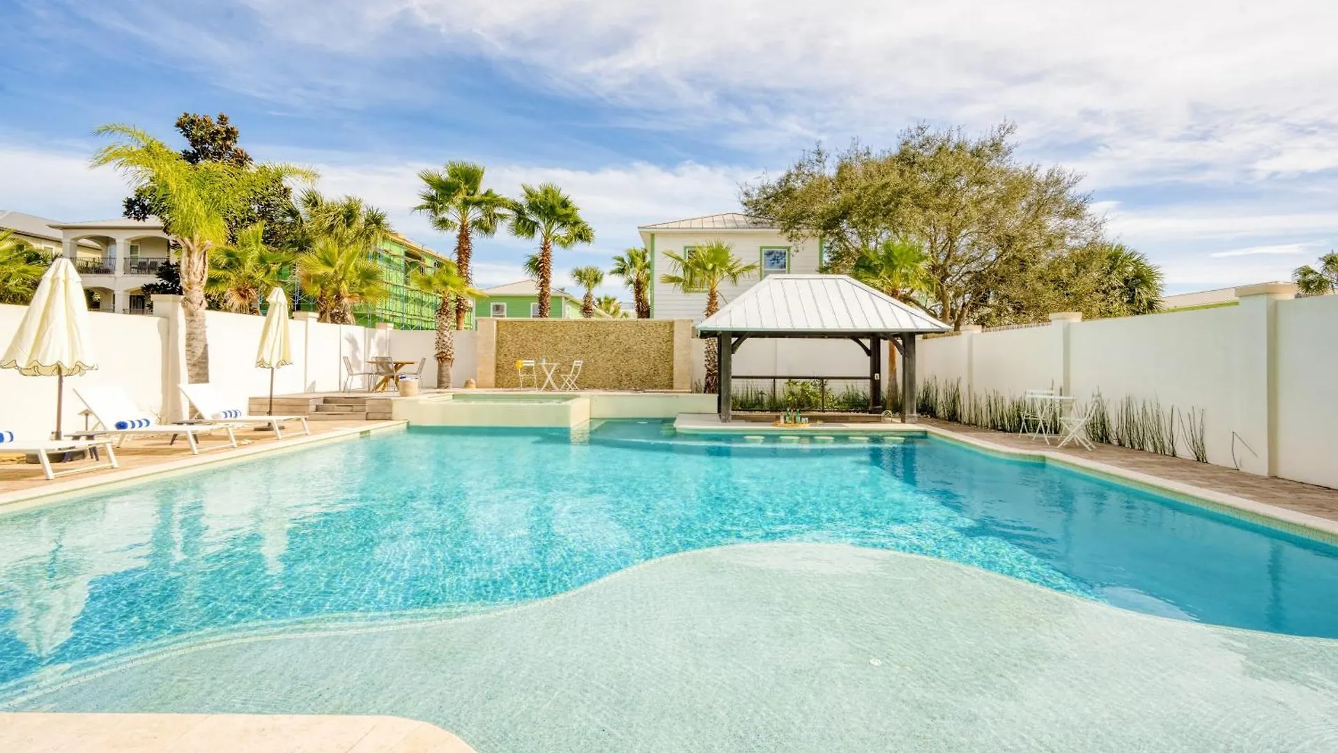 Monarch By Avantstay Breathtaking Estate W Access Swim Up Bar Hot Tub Rooftop Views Holiday home Destin