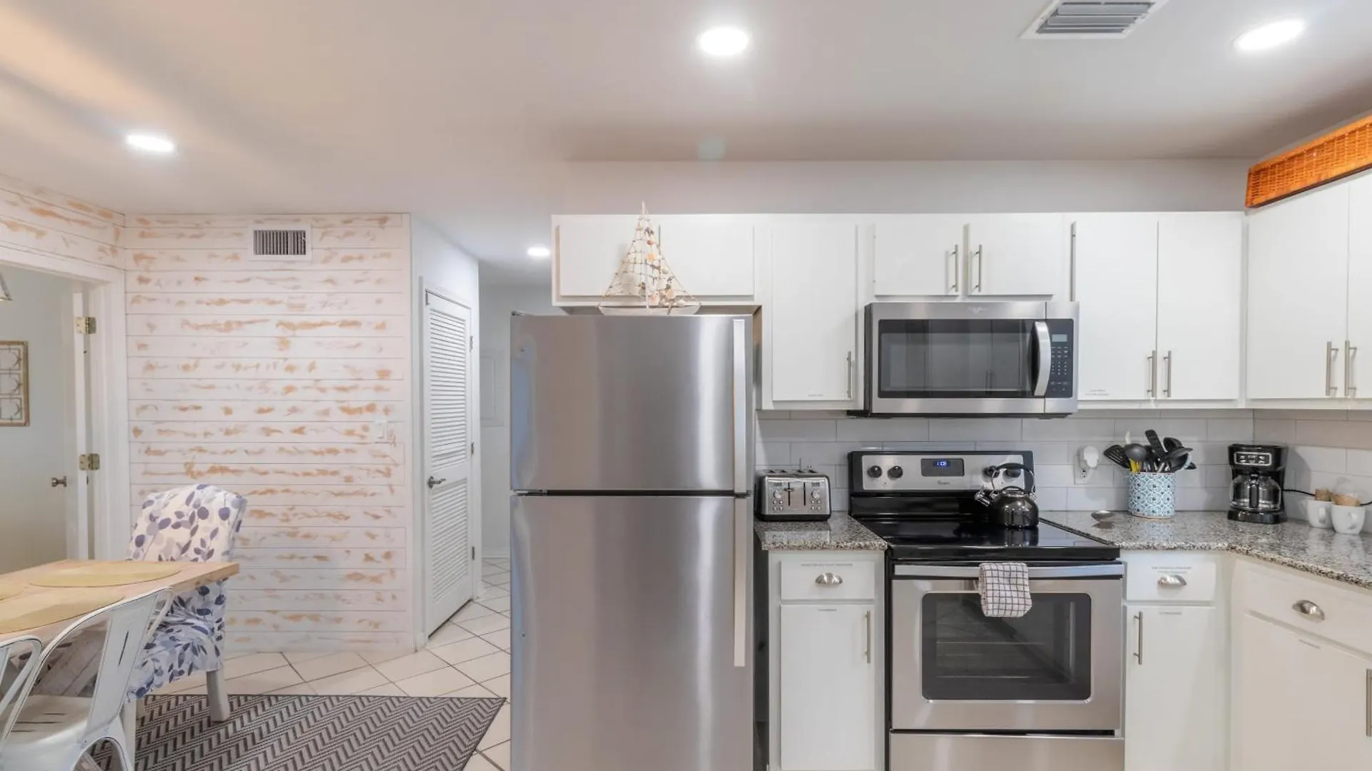 Holiday home Dolphin By Avantstay 2 Mins Walk To W Pool Large Outdoor Entertaining Area Destin