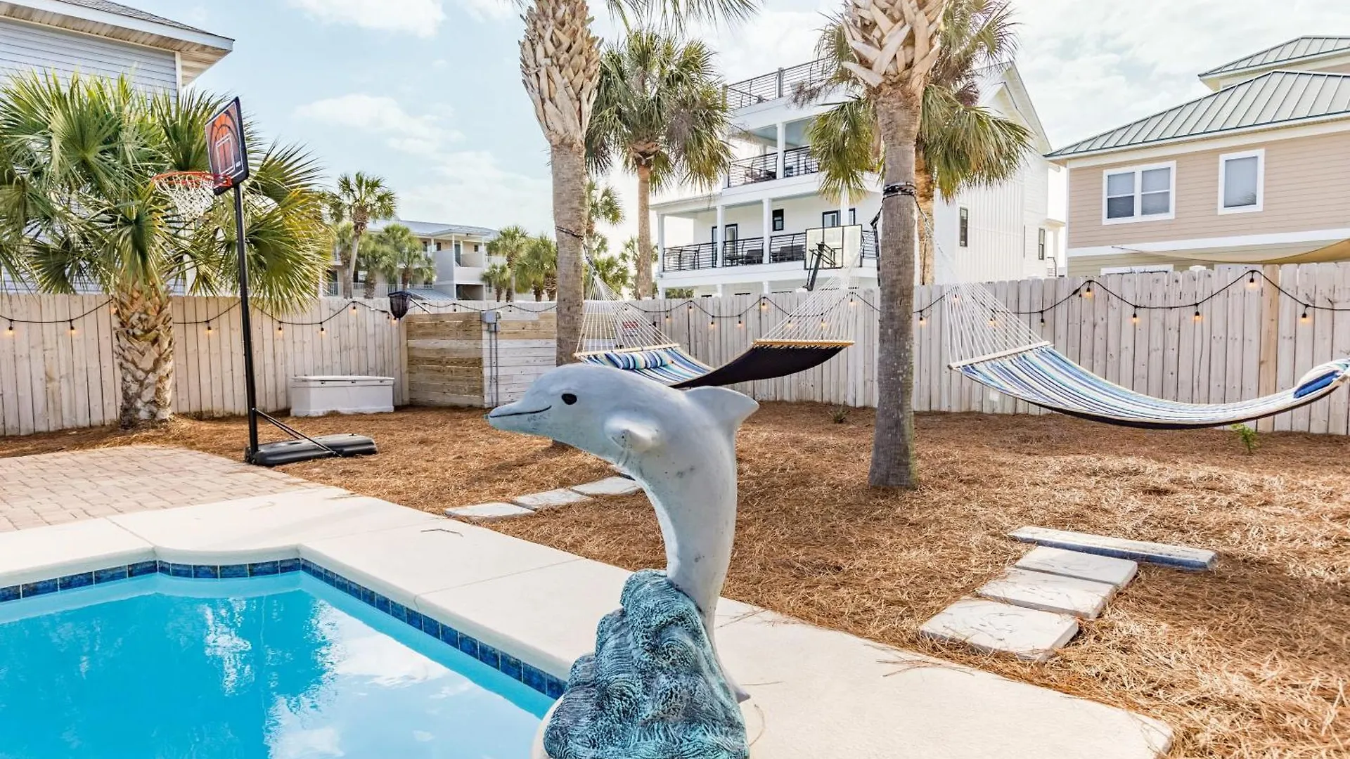 Holiday home Dolphin By Avantstay 2 Mins Walk To W Pool Large Outdoor Entertaining Area