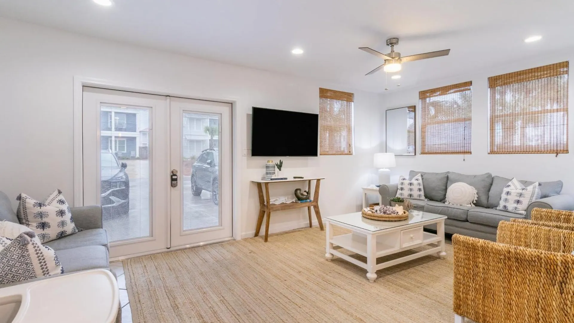 Dolphin By Avantstay 2 Mins Walk To W Pool Large Outdoor Entertaining Area Holiday home Destin