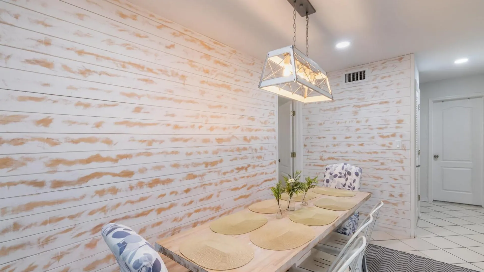 Holiday home Dolphin By Avantstay 2 Mins Walk To W Pool Large Outdoor Entertaining Area Destin