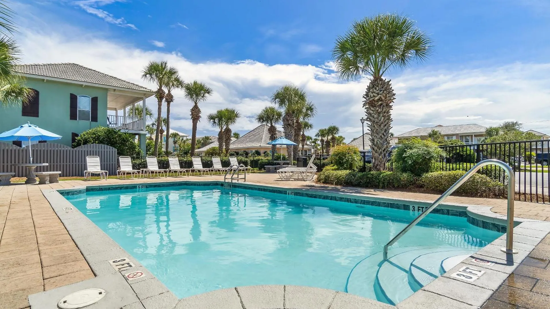 Luxury House Steps From Pool And Short Walk To Private Pavilion Holiday home *