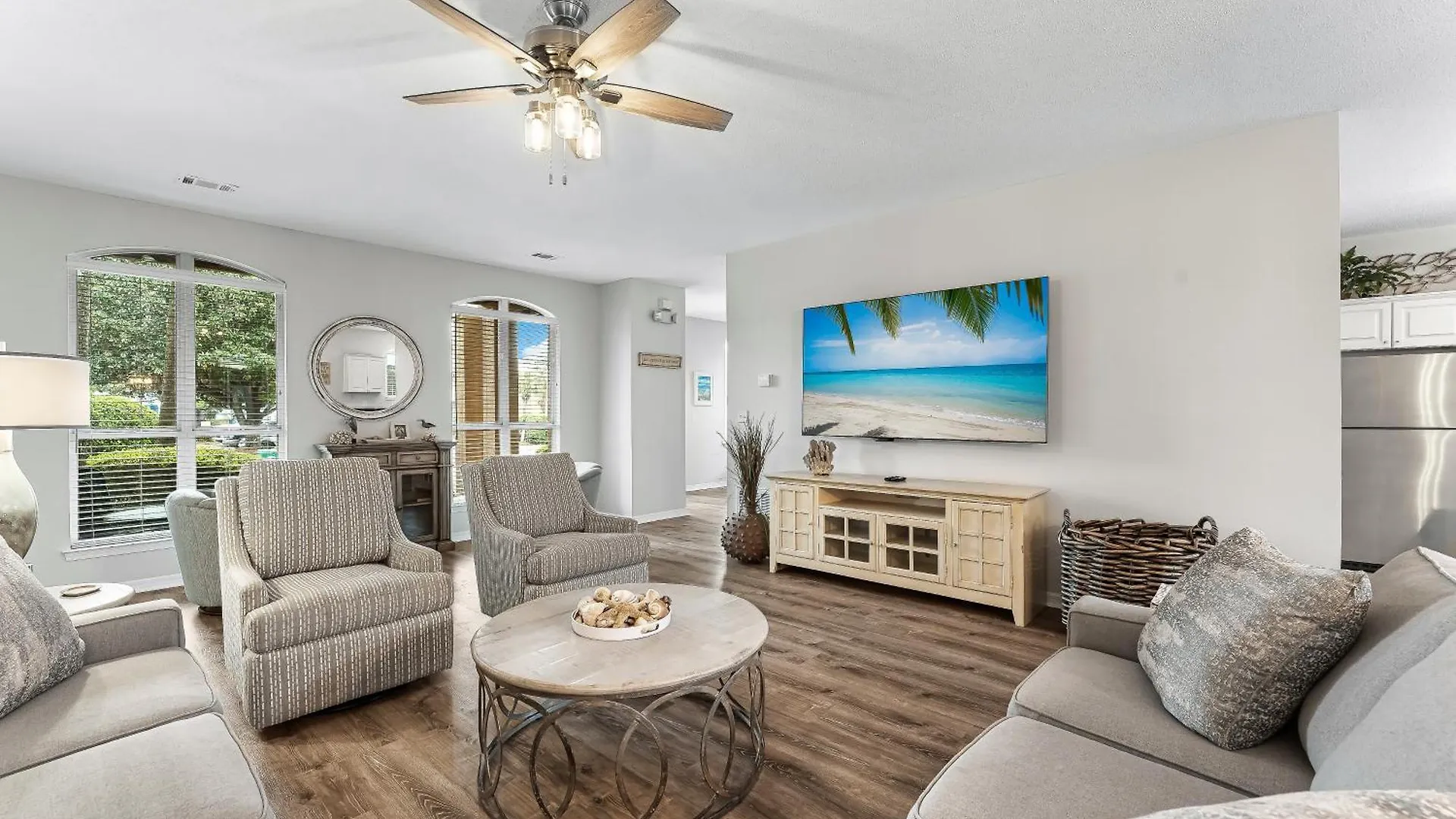 Luxury House Steps From Pool And Short Walk To Private Pavilion *