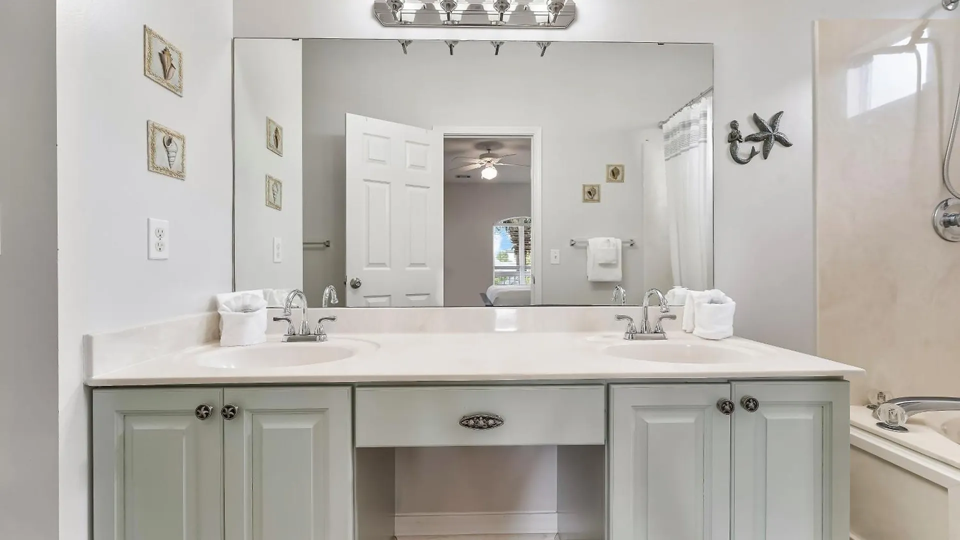 Luxury House Steps From Pool And Short Walk To Private Pavilion Holiday home *