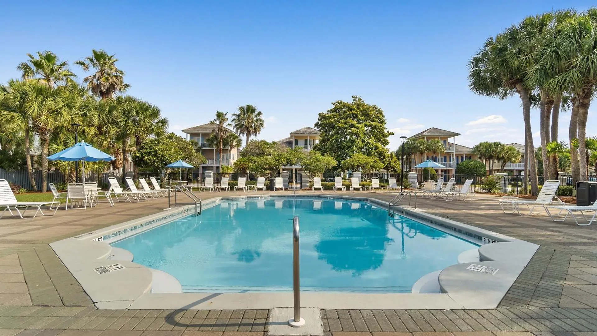 Luxury House Steps From Pool And Short Walk To Private Pavilion