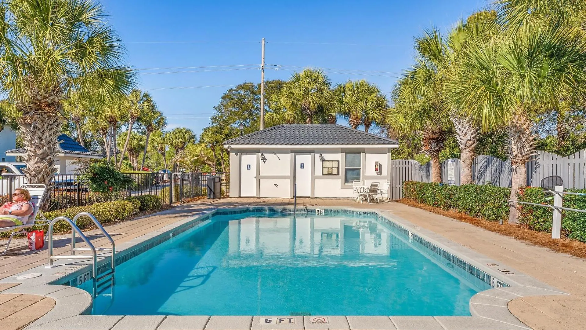 Luxury House Steps From Pool And Short Walk To Private Pavilion Holiday home