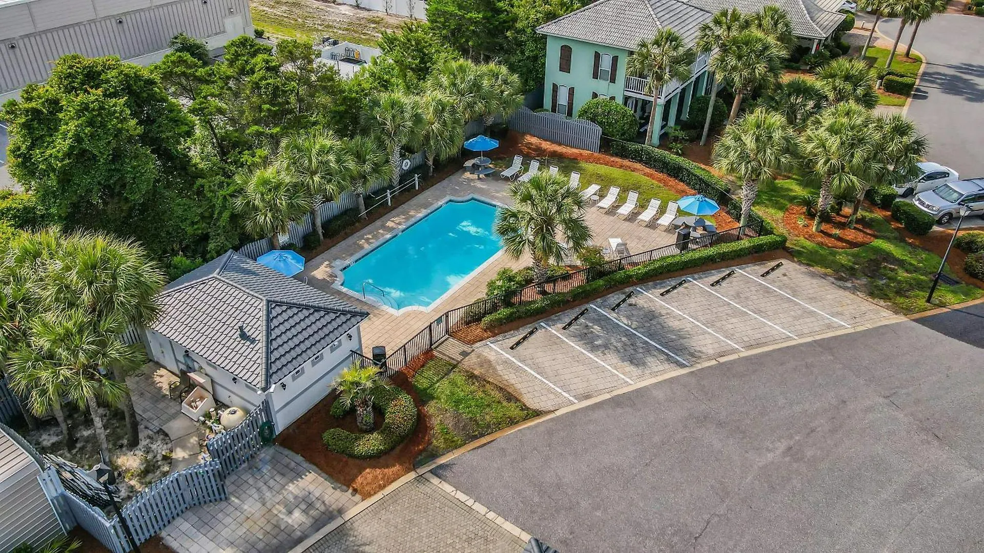Luxury House Steps From Pool And Short Walk To Private Pavilion