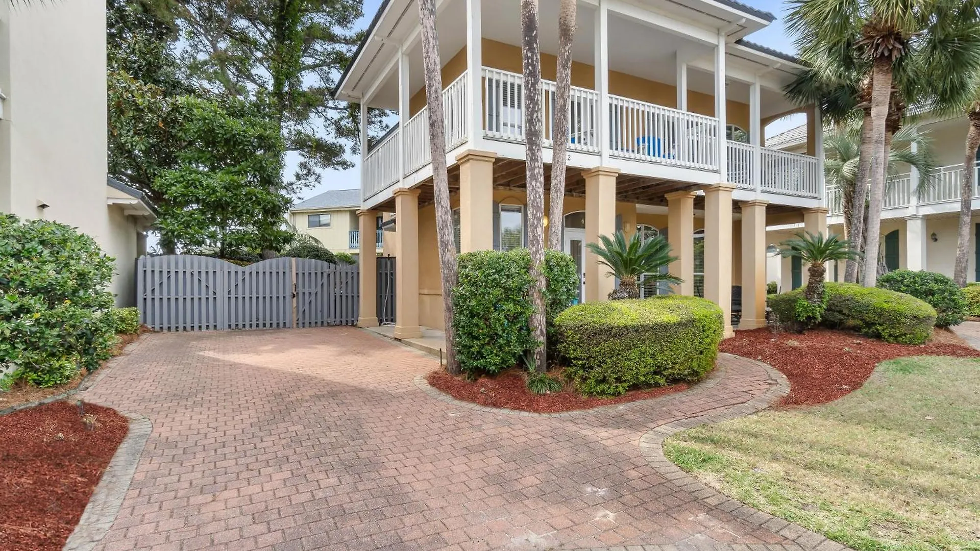 Luxury House Steps From Pool And Short Walk To Private Pavilion Holiday home *