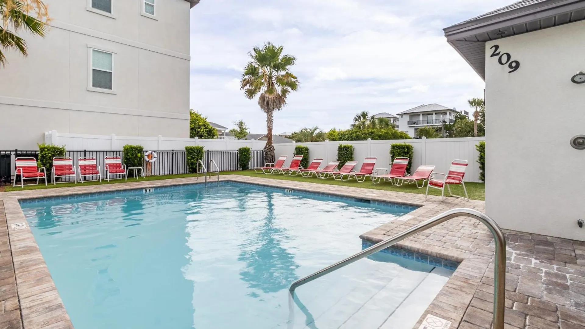 Holiday home Sungazer Chateau By Avantstay Short Walk To The Pool Access Destin