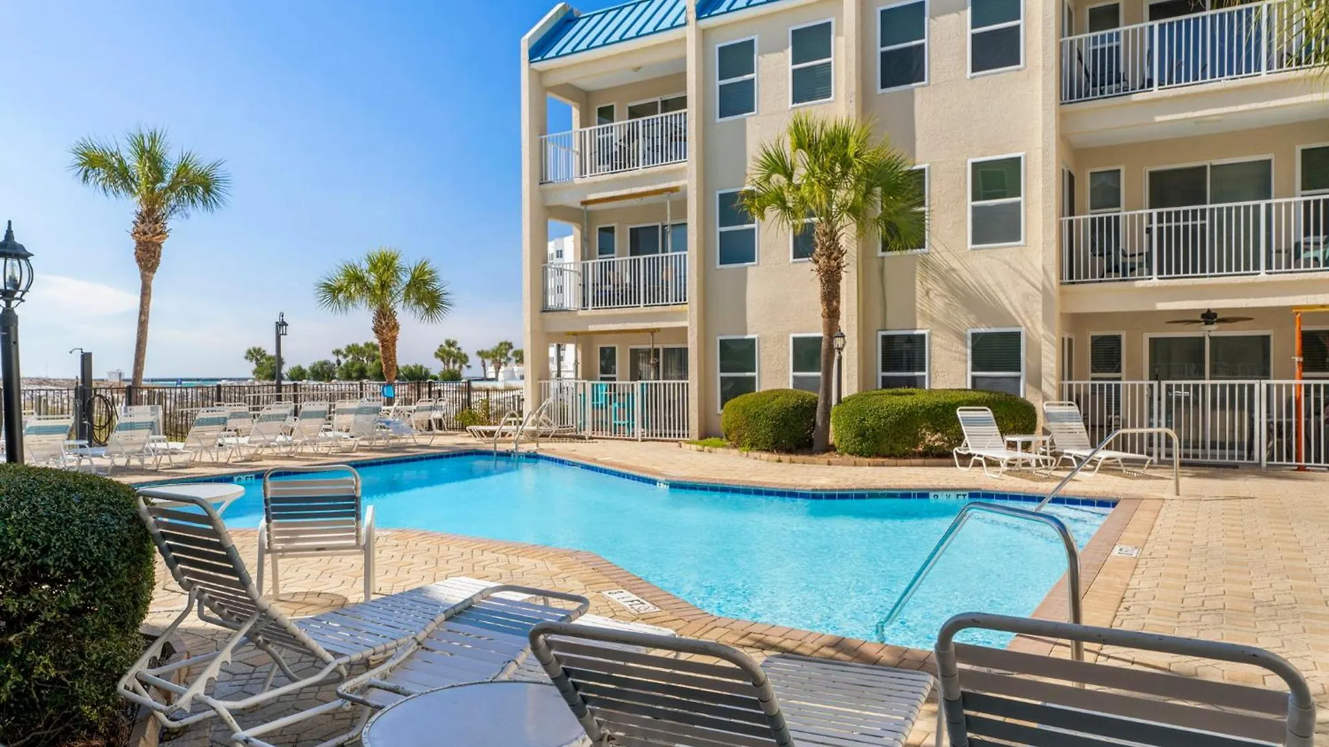 Apartment 102 Poolside *