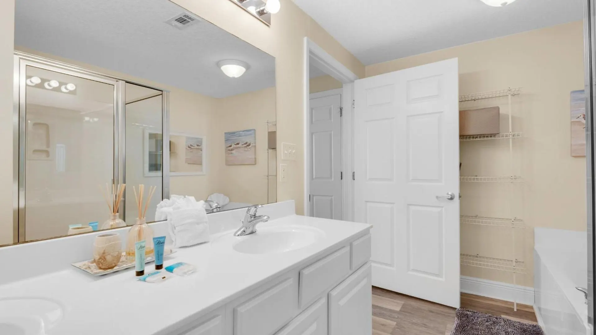 Ariel Dunes I 707 Apartment