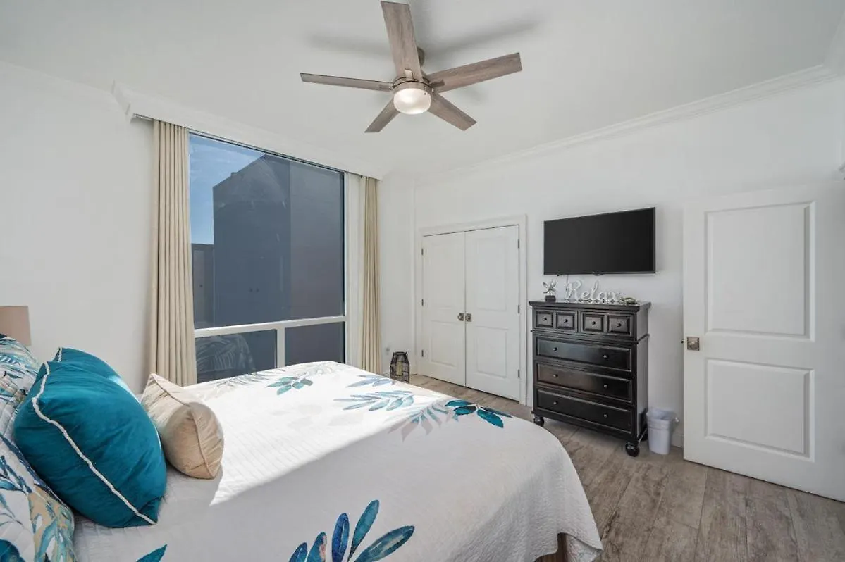 1125 Shoreline Towers Penthouse 3bd Free Set Garage Space *