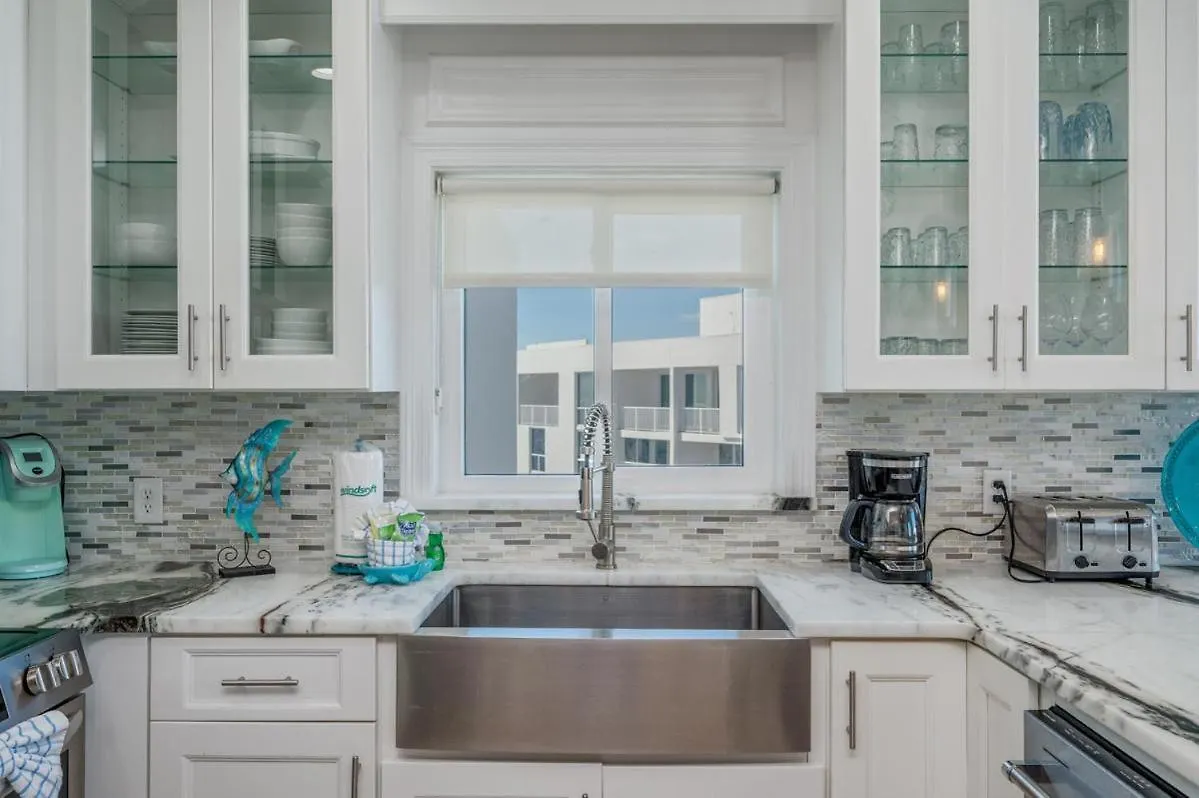 1125 Shoreline Towers Penthouse 3bd Free Set Garage Space Destin
