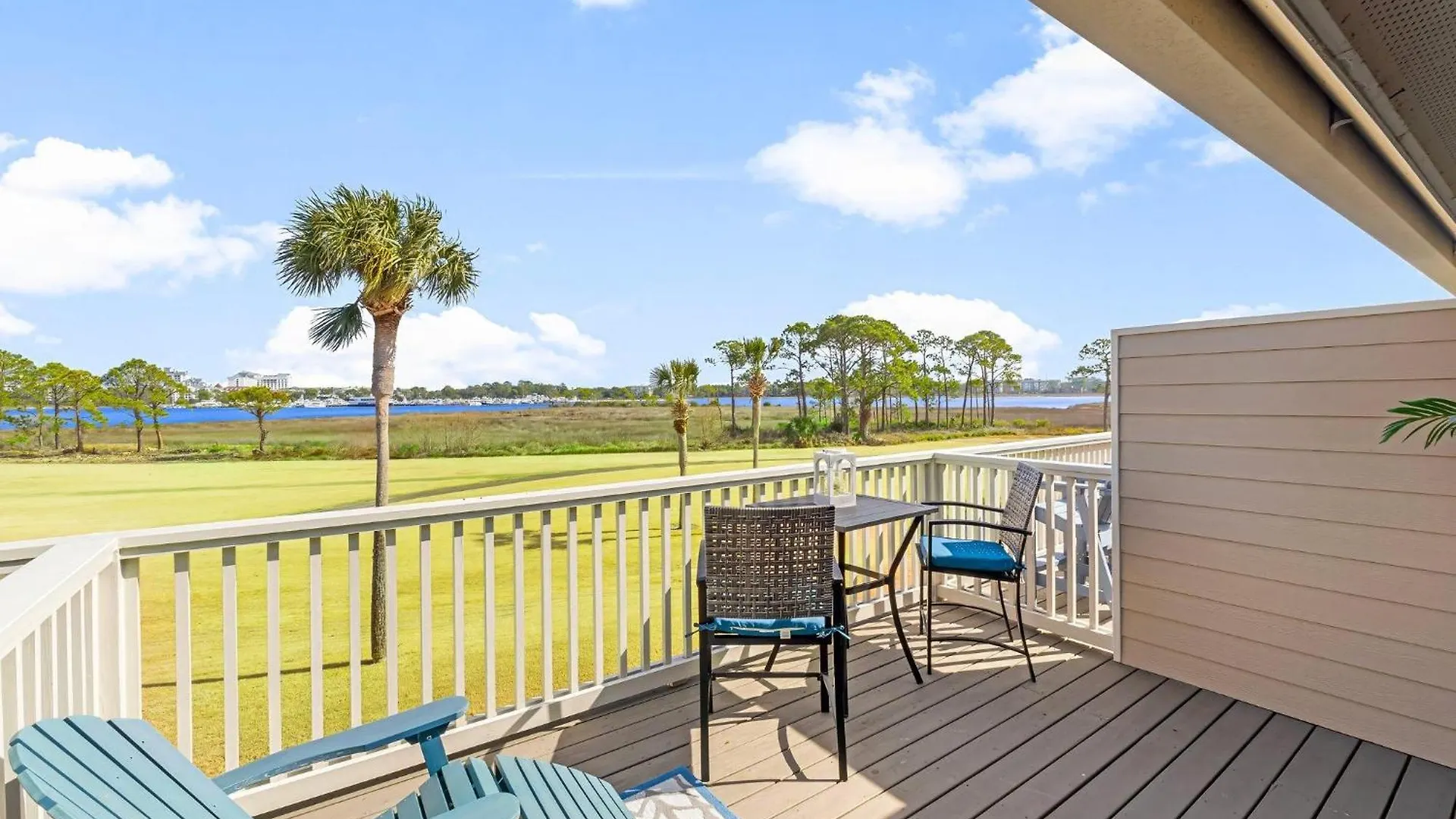823 Harbour Point