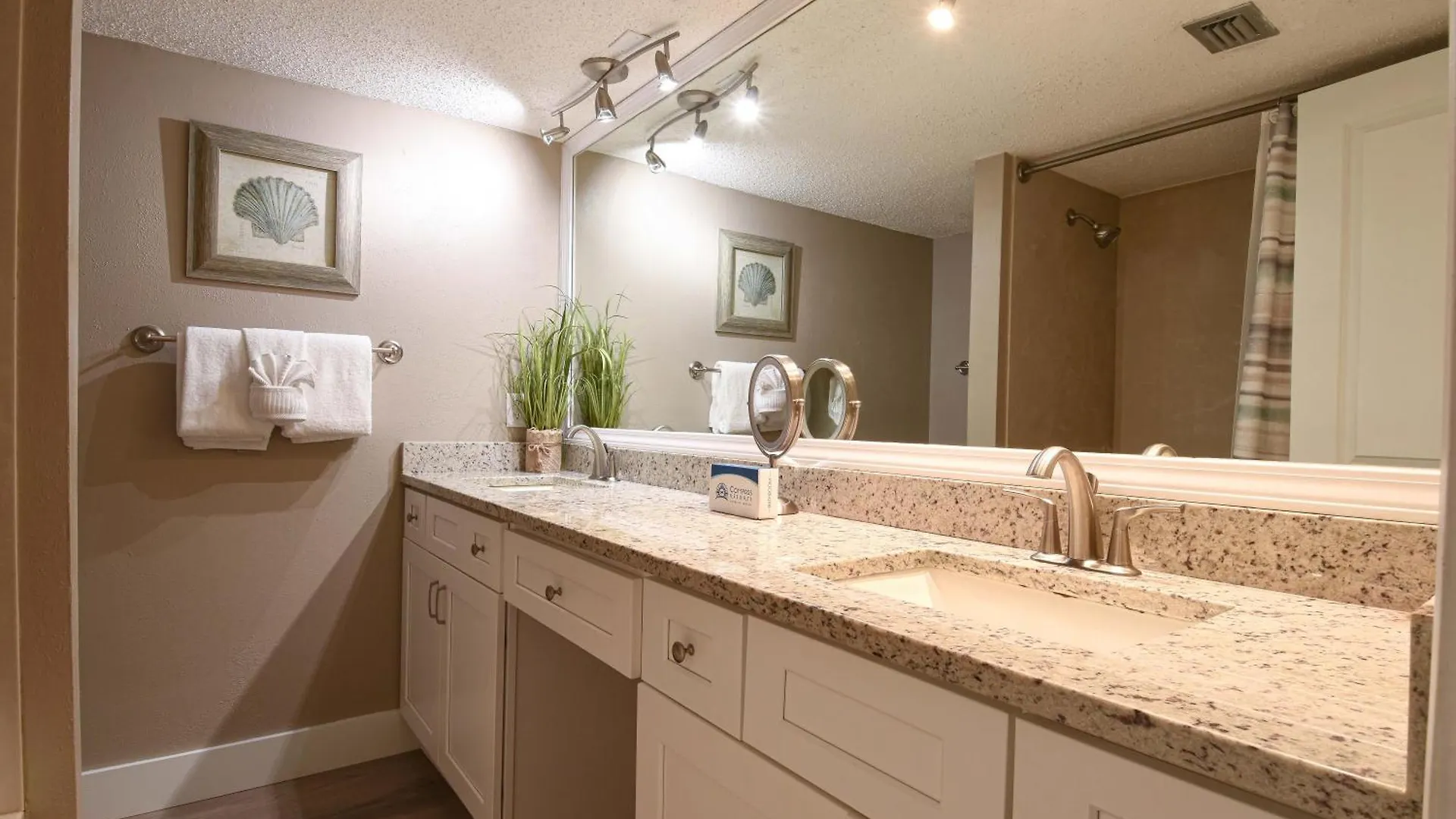 Edgewater 301 Apartment *