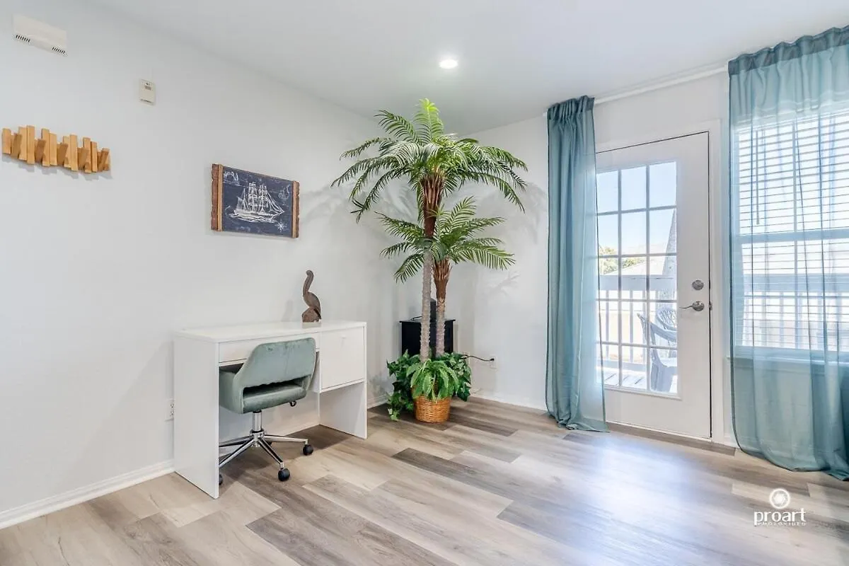 Cozy Under The Palms Apartment *