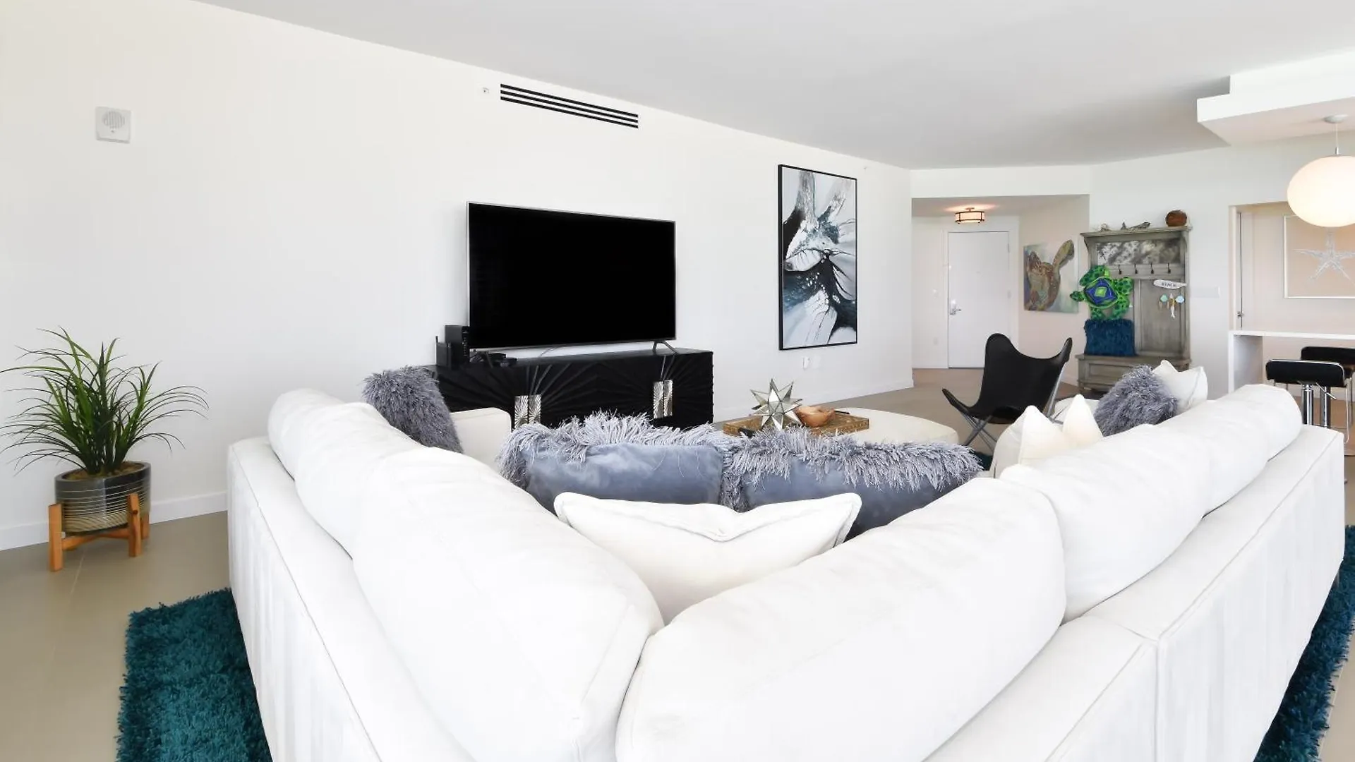 Apartment 1900 Ninety Eight 401