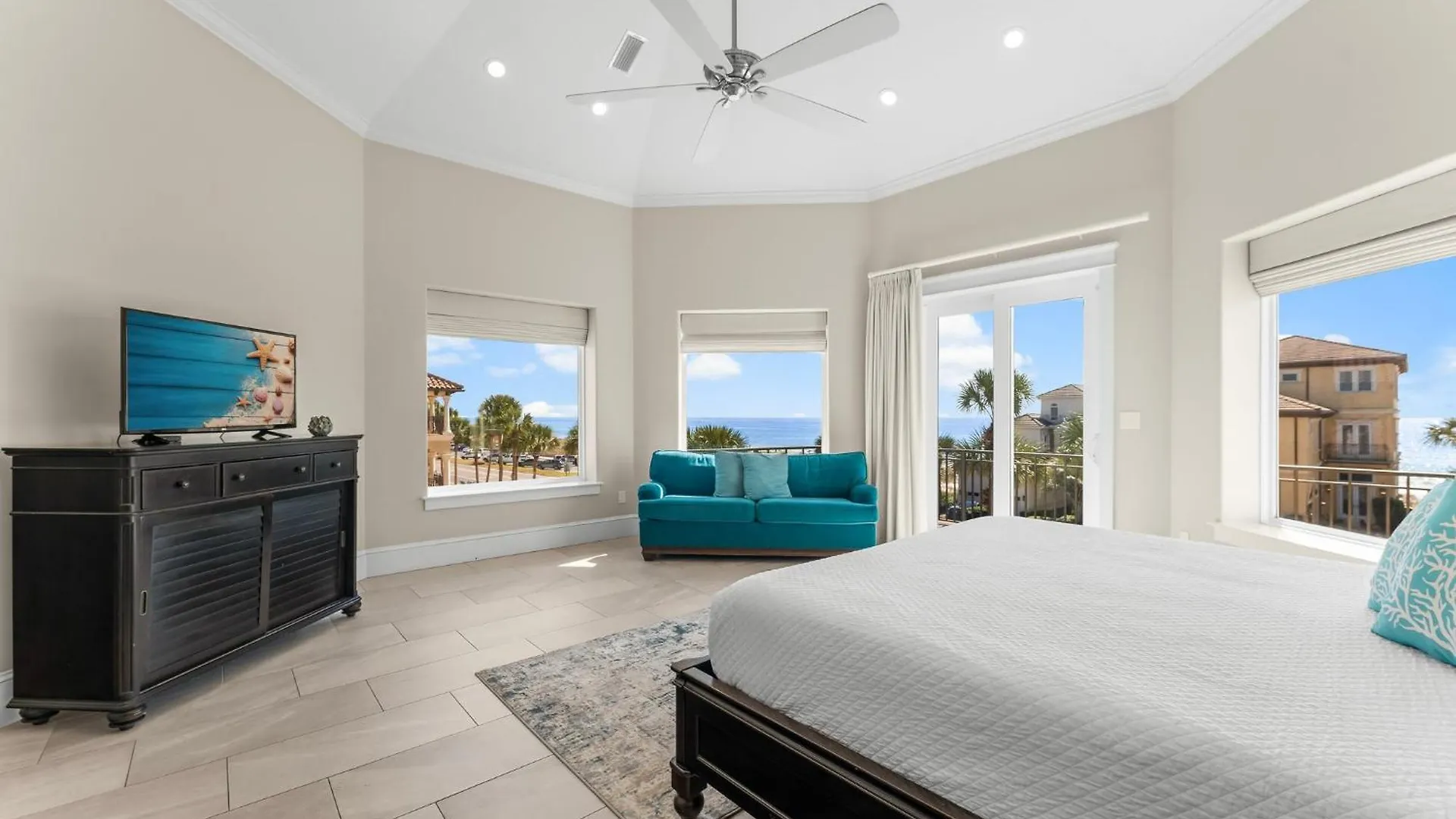 Holiday home Seastar Palazzo With Views, Lake, And Pool
