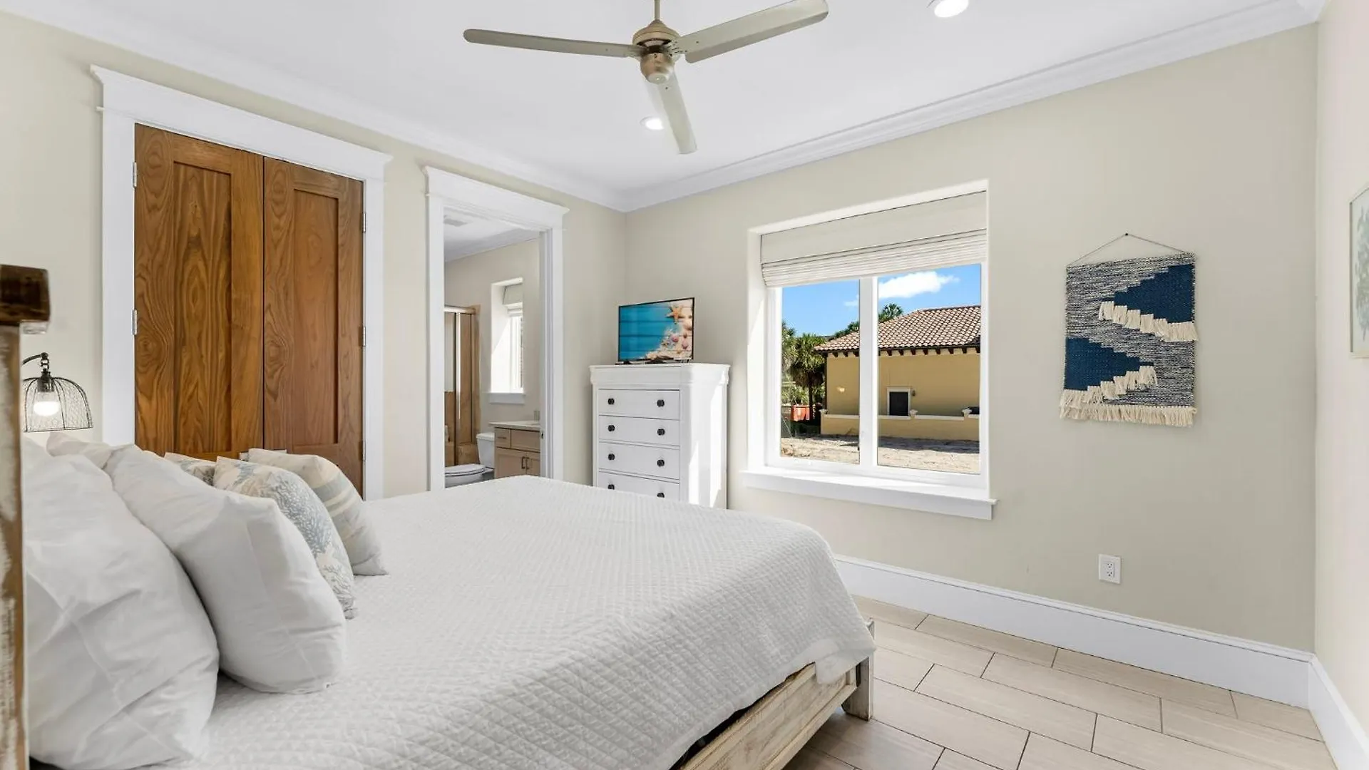 Seastar Palazzo With Views, Lake, And Pool Holiday home *