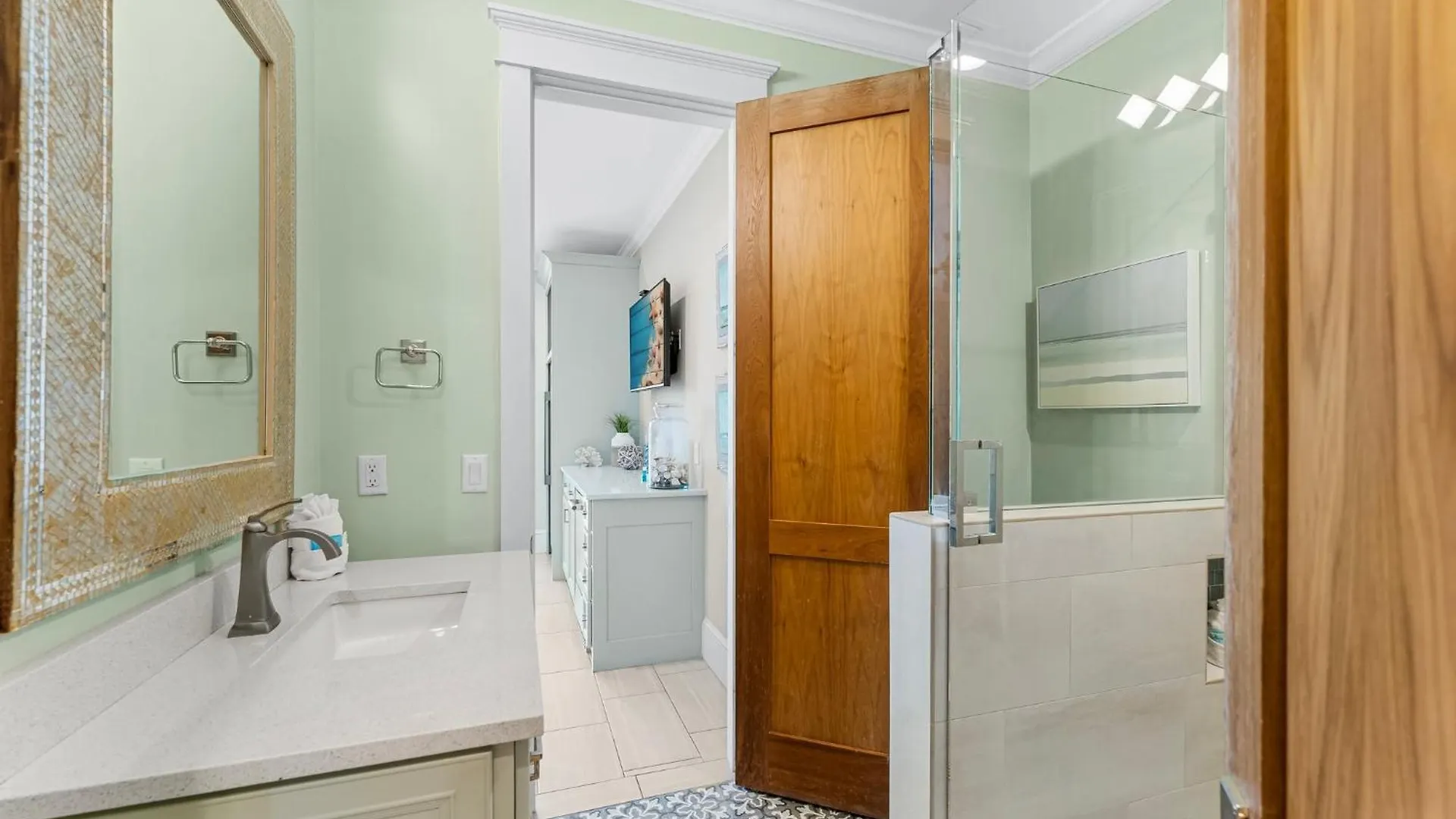 Seastar Palazzo With Views, Lake, And Pool Holiday home *