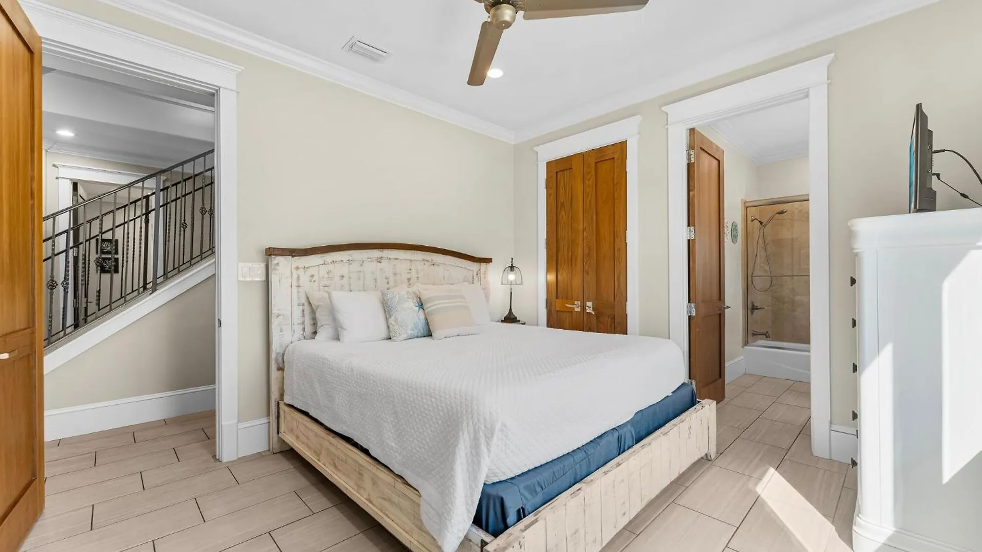 Seastar Palazzo With Views, Lake, And Pool Holiday home