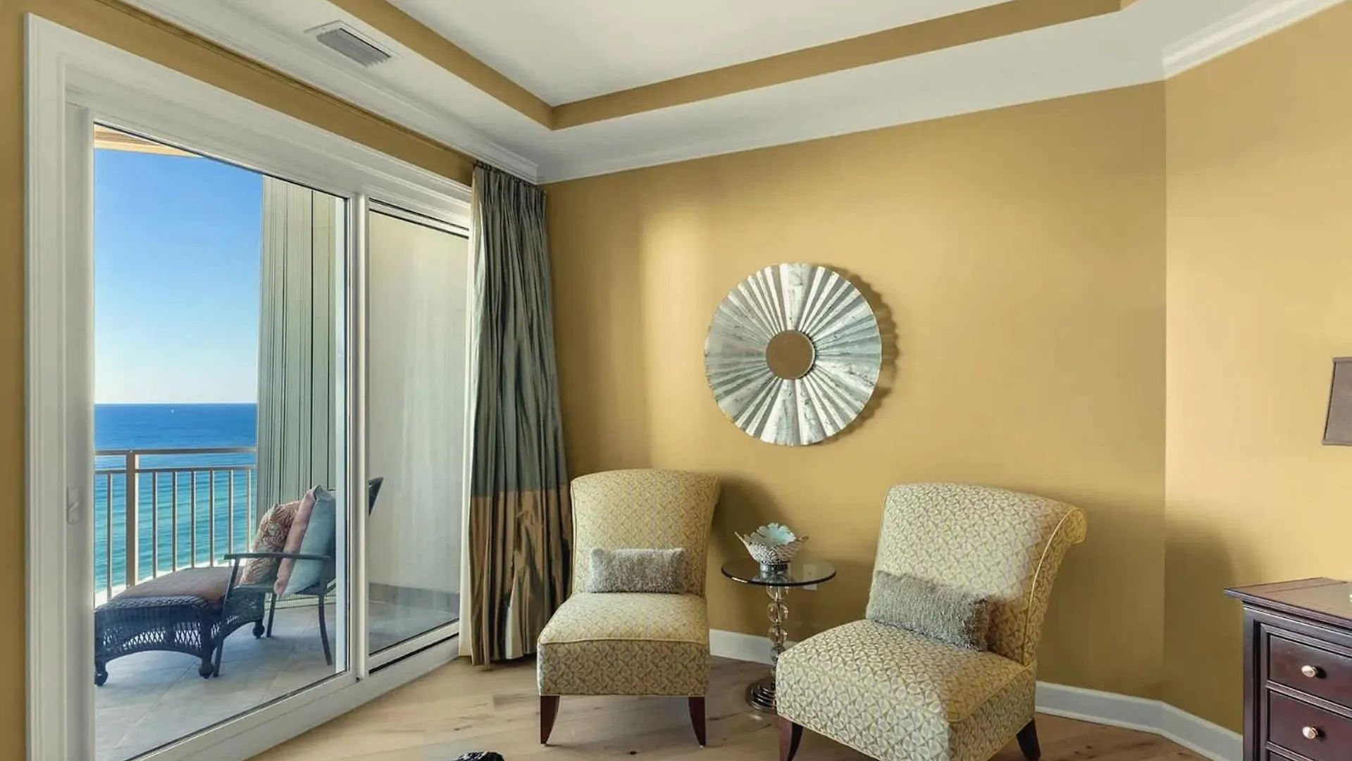Apartment Stunning 3 Bedroom 3 Bath Gulf-front *