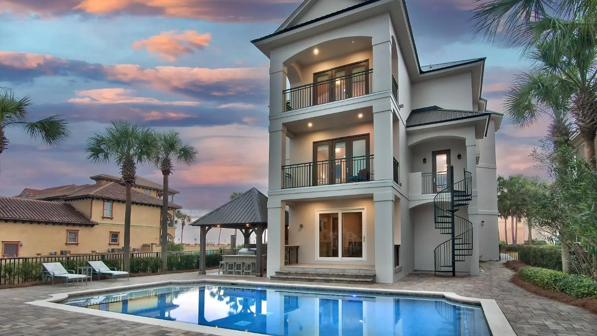 Seastar Palazzo With Views, Lake, And Pool Holiday home *
