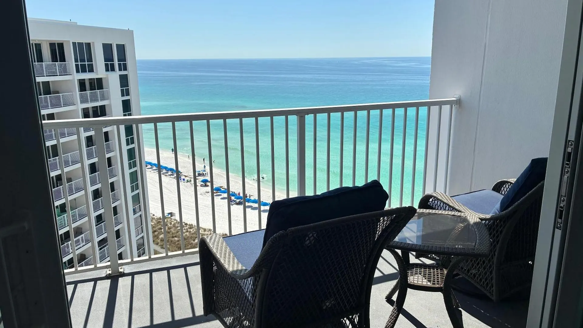 2122 Stunning Three-bedroom Penthouse Shoreline Towers 2122