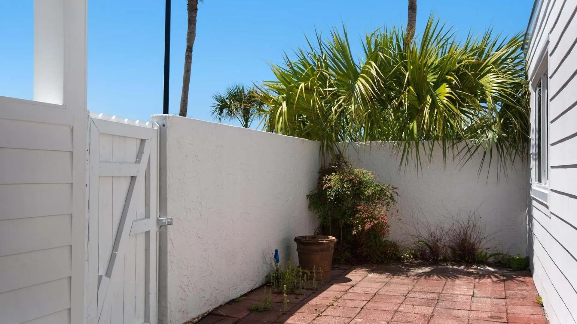 Shoreline Towers Townhouse 4-4 *