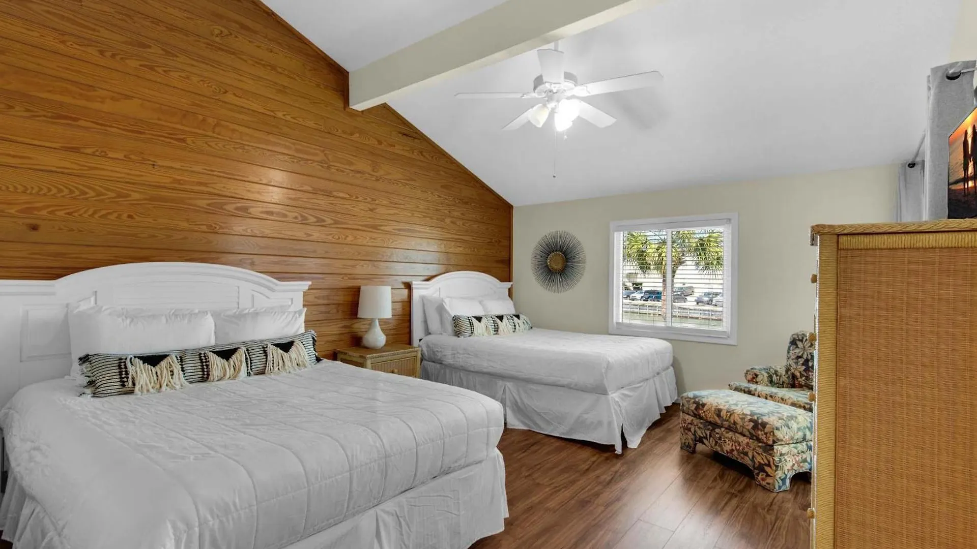 Shoreline Towers Townhouse 4-4 *