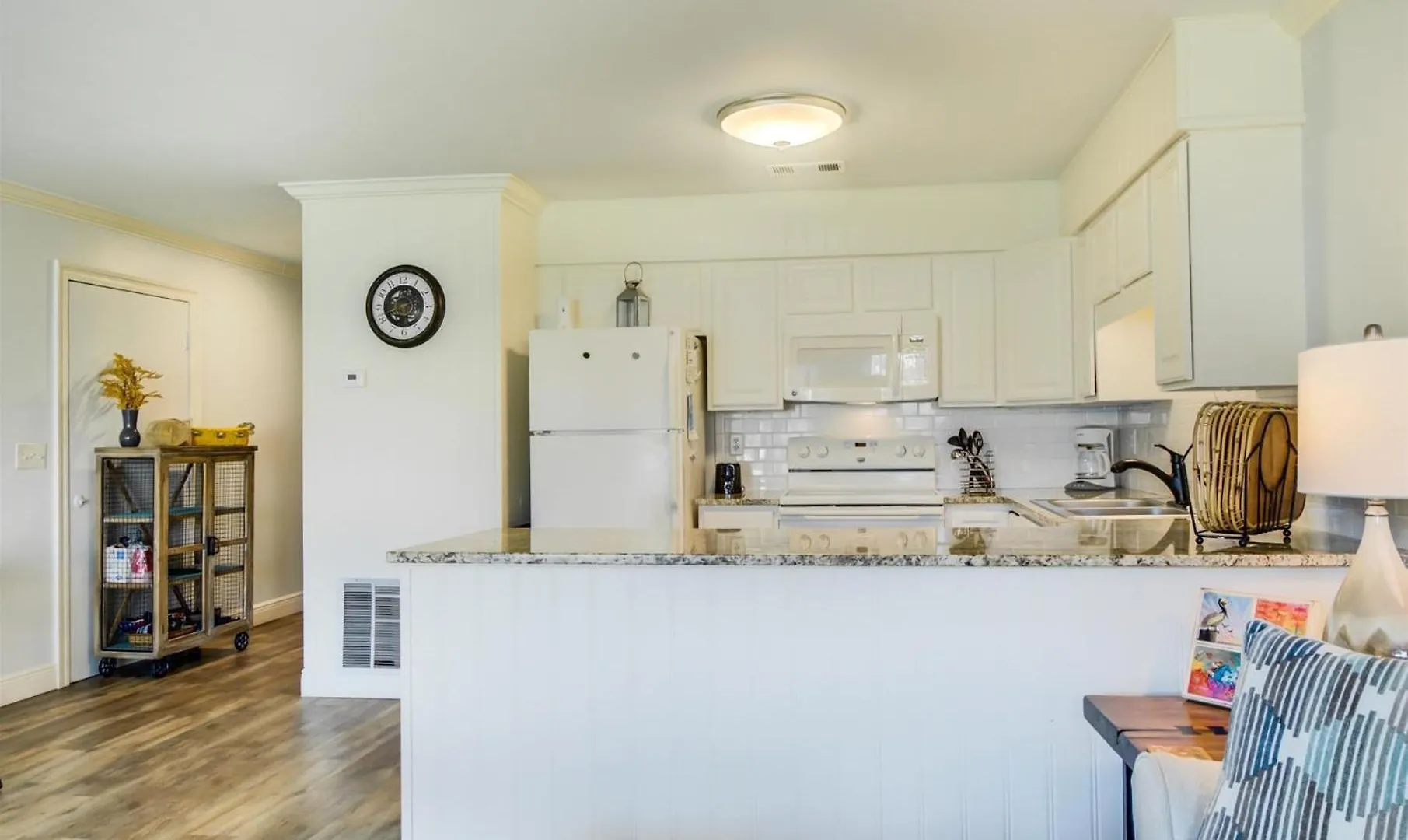10 A, One Bedroom Apartment *