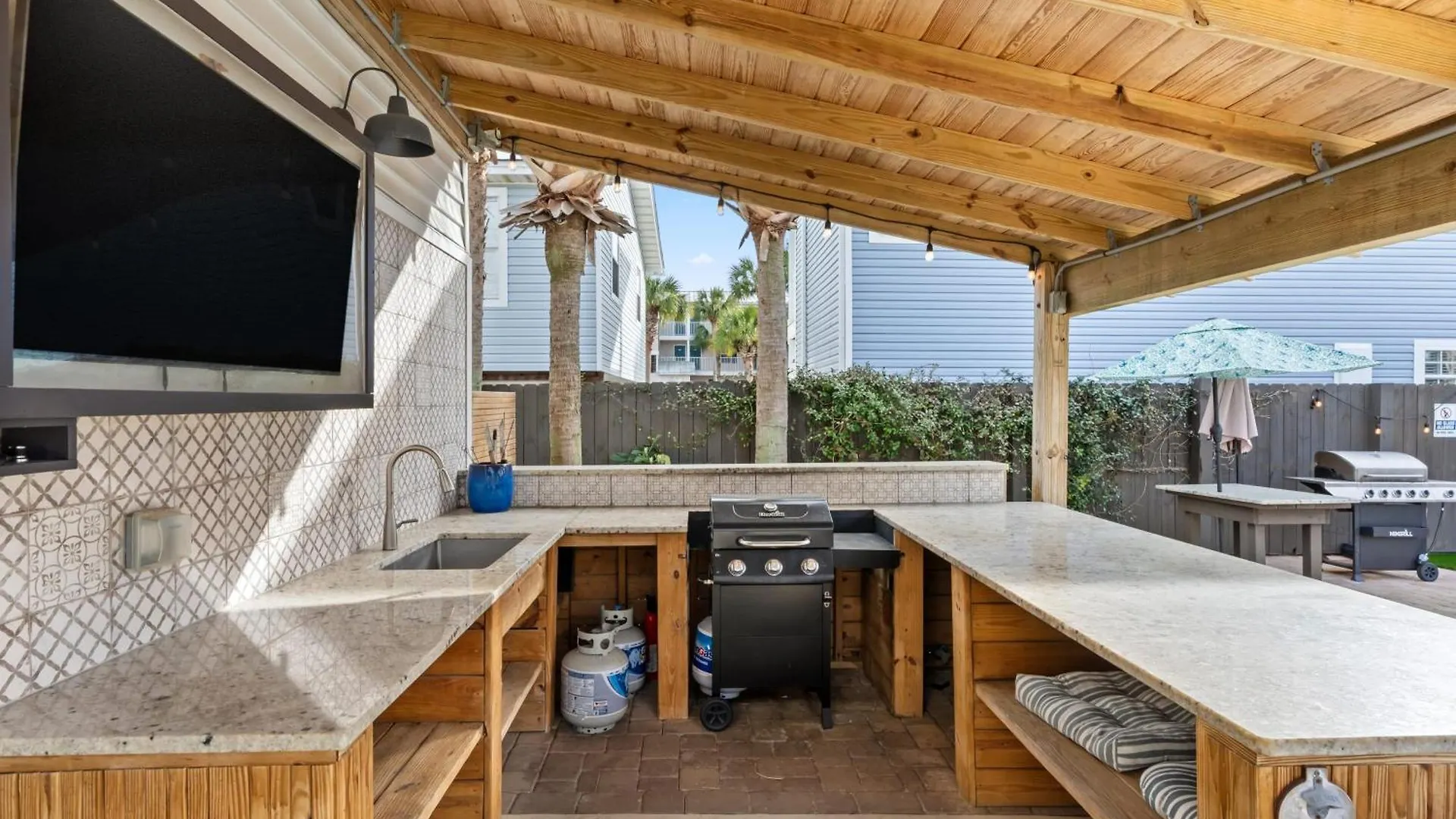 Dolphin By Avantstay 2 Mins Walk To W Pool Large Outdoor Entertaining Area Destin