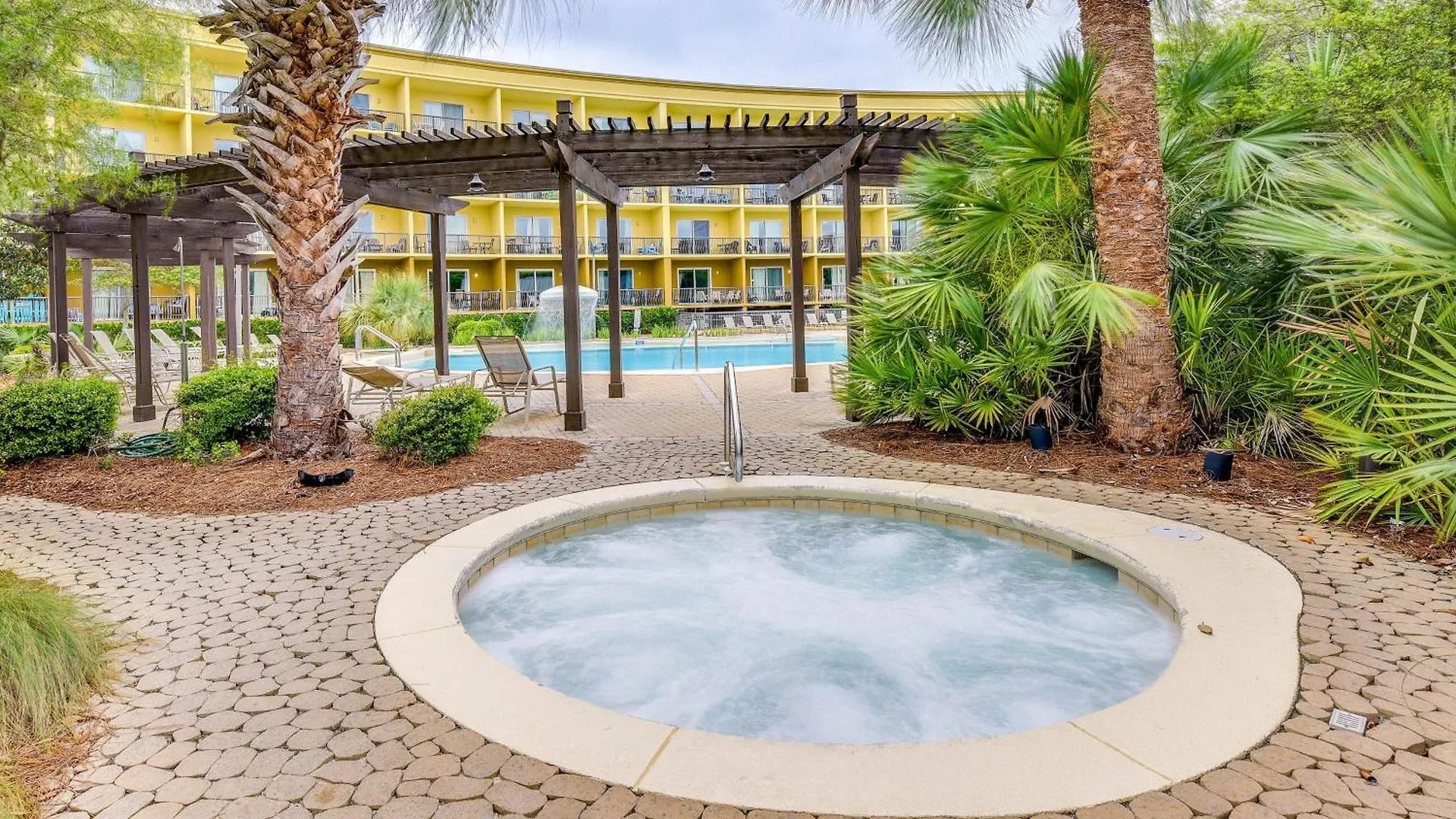 Cozy Miramar With Pools And Access! Apartment