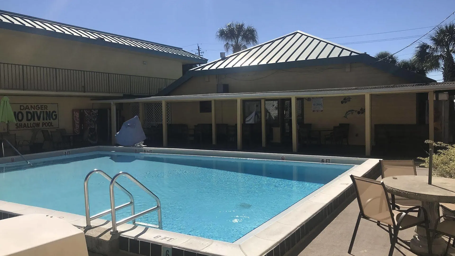 Village Motel 2*