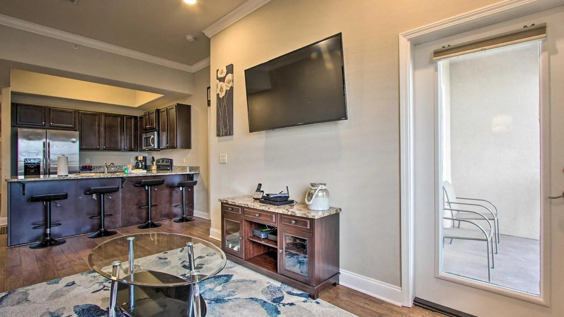 Apartment With Community Pool Less Than 1 Mile To Miramar Beach!