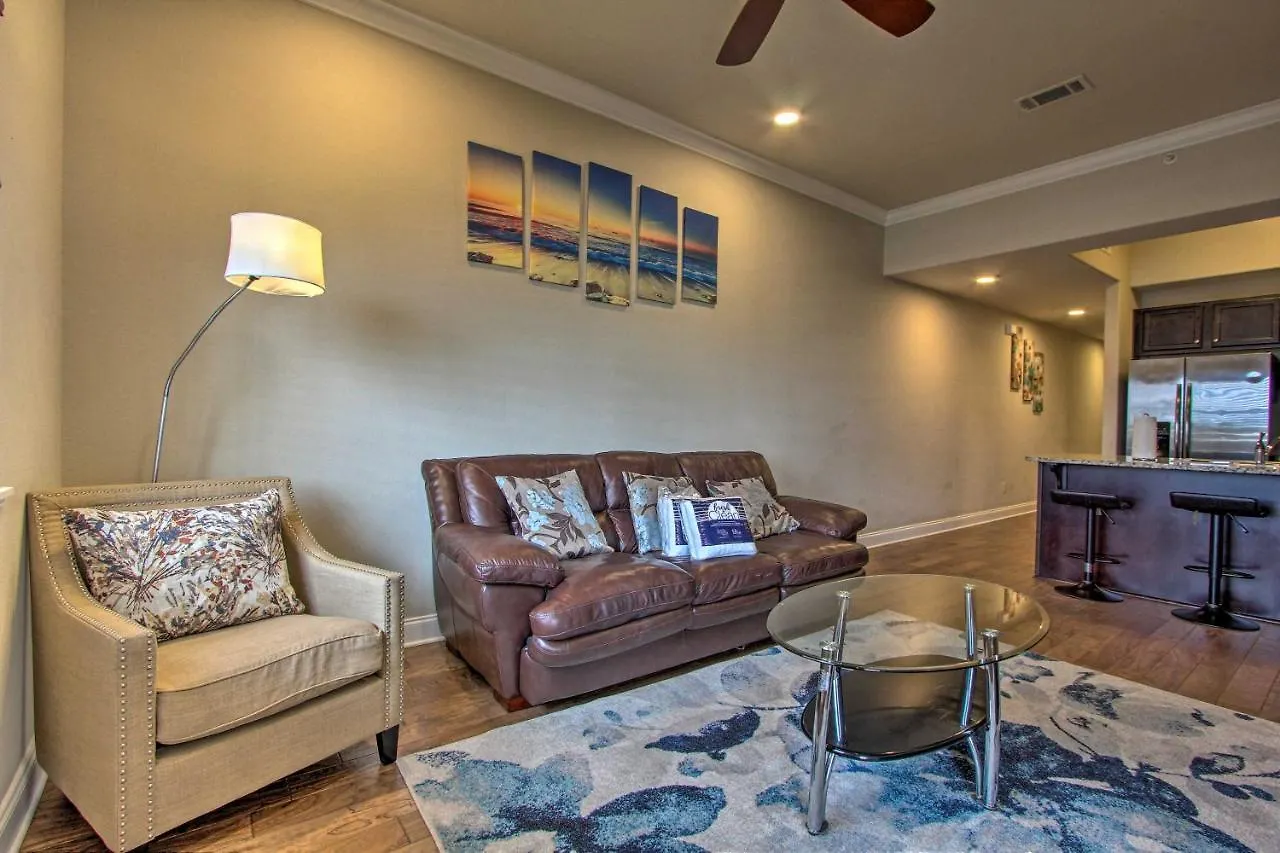 Apartment With Community Pool Less Than 1 Mile To Miramar Beach!