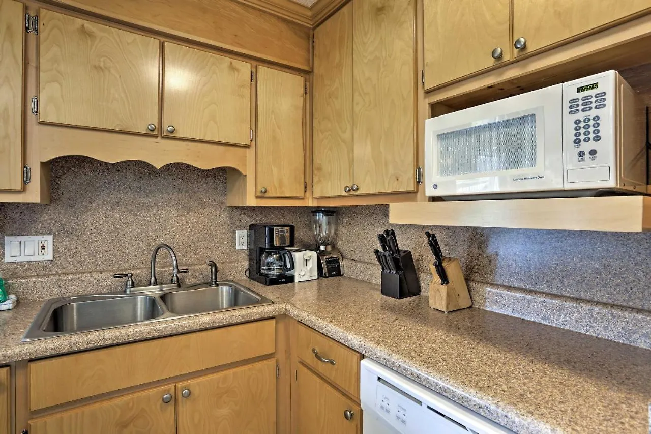 Cozy With Pool Access Walk To Beach! Apartment