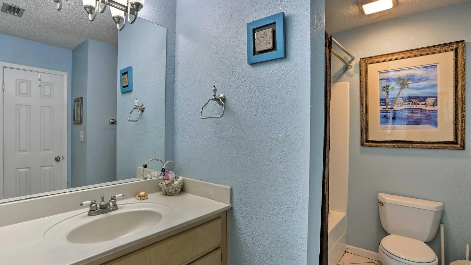 Apartment Cozy With Pool Access Walk To Beach! *