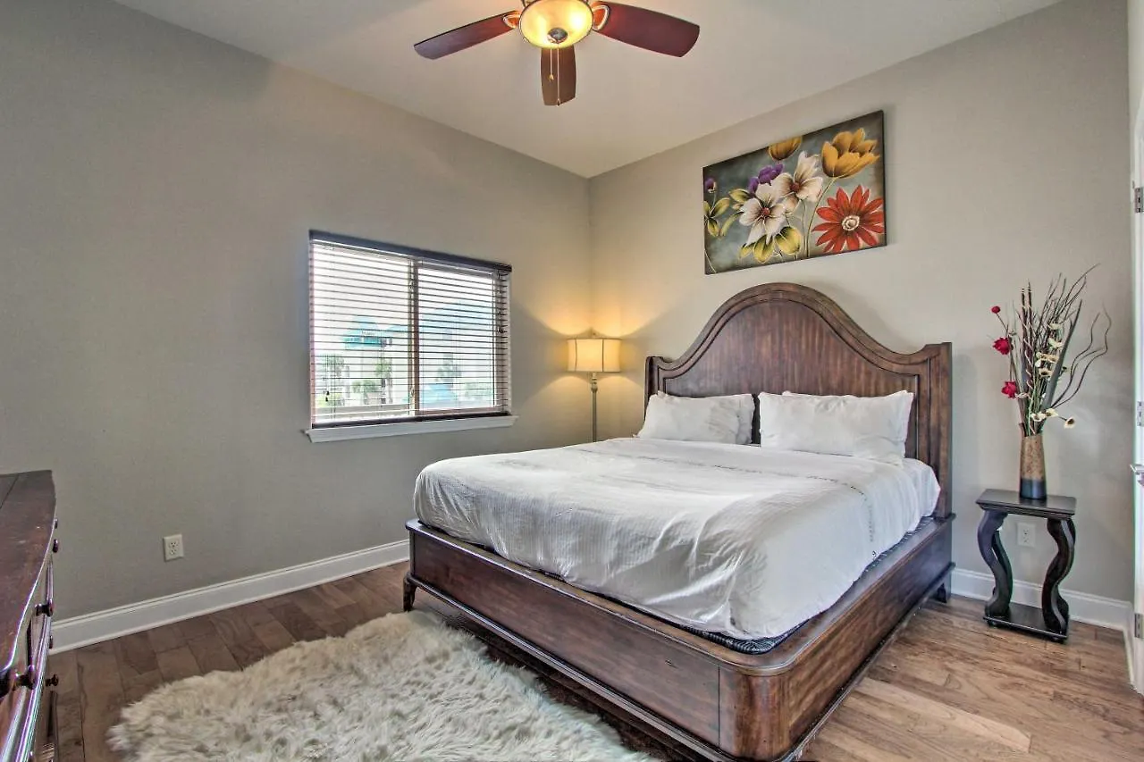 With Community Pool Less Than 1 Mile To Miramar Beach! Apartment *