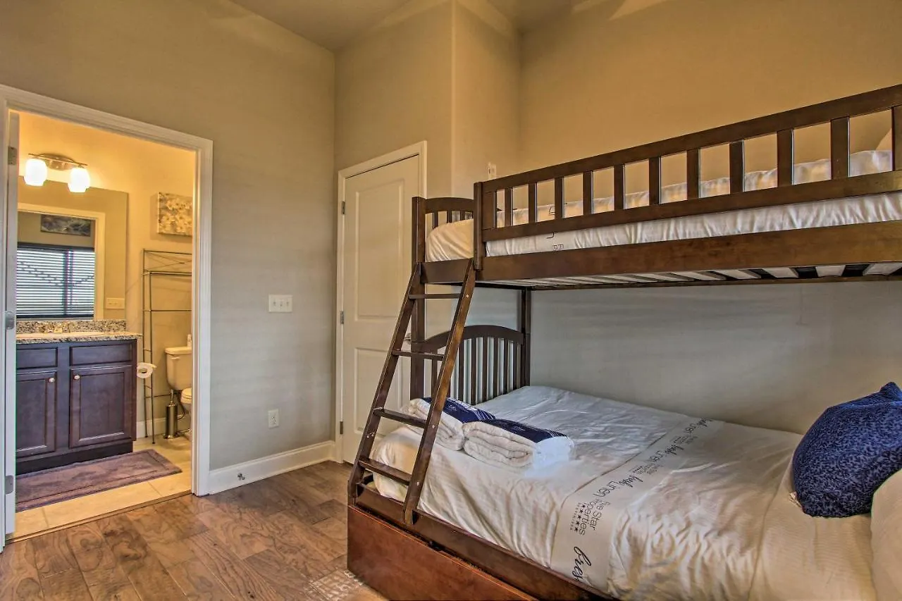 With Community Pool Less Than 1 Mile To Miramar Beach! Apartment Destin