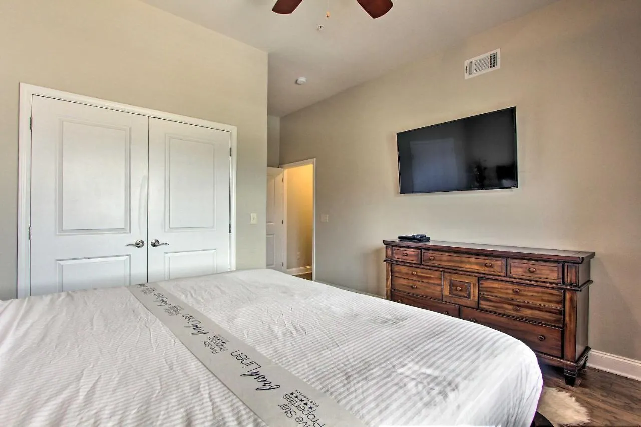 With Community Pool Less Than 1 Mile To Miramar Beach! Apartment *