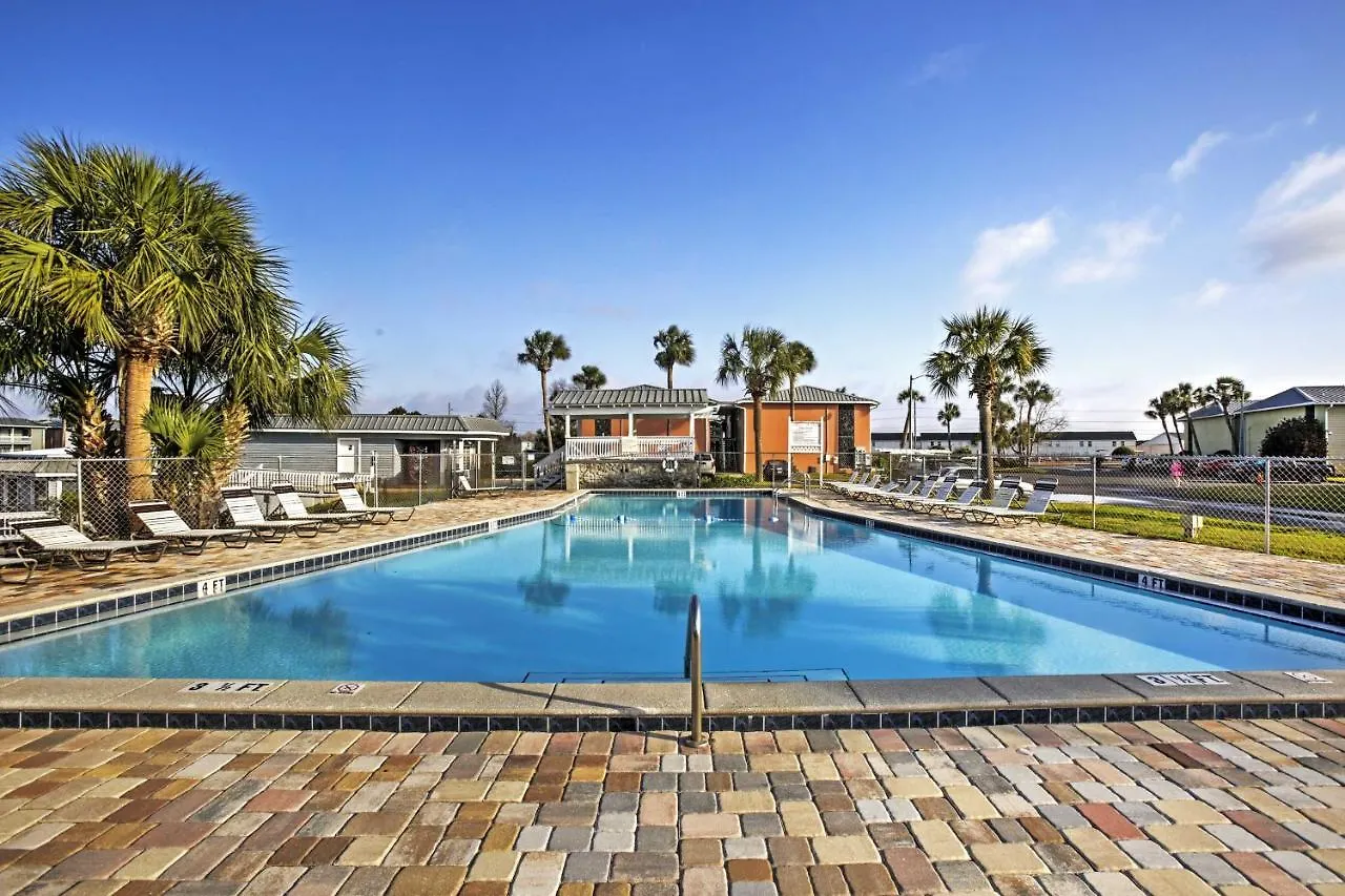 Cozy With Pool Access Walk To Beach! *