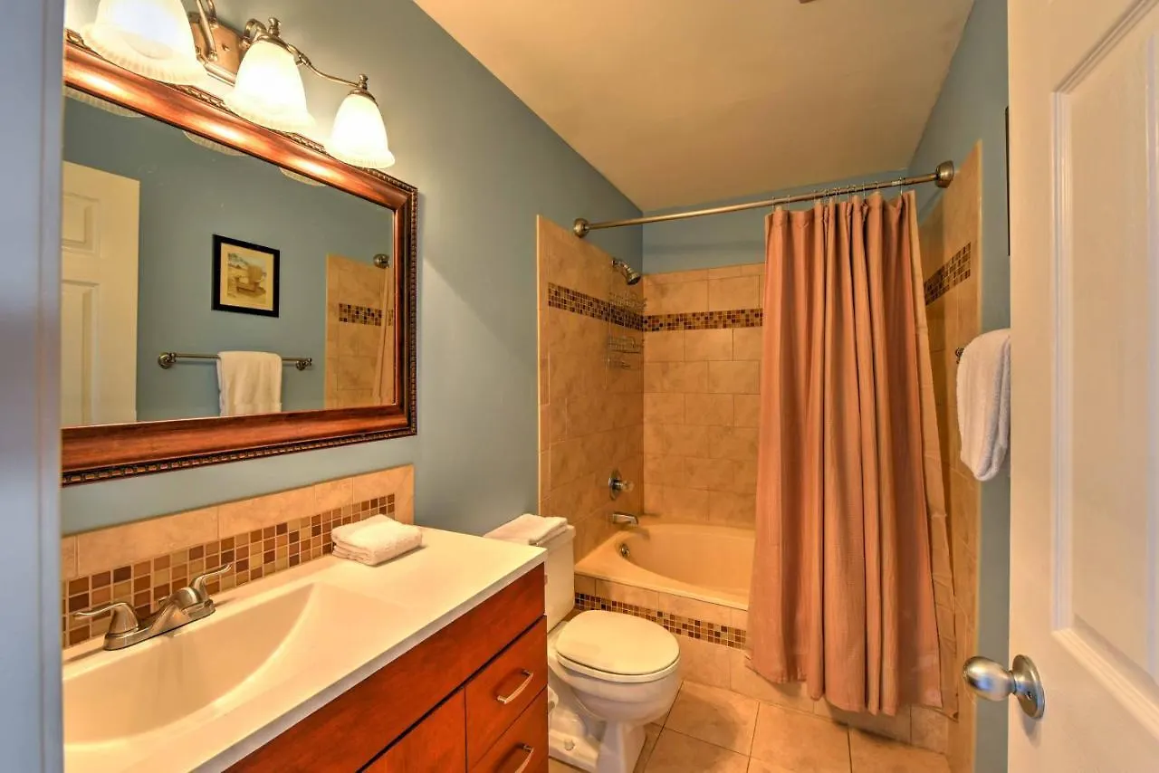 Apartment Cozy With Shared Pools And Access!
