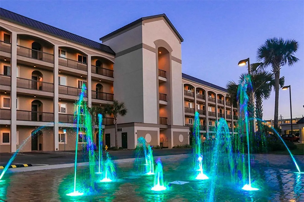 Luxurious Alerio Condo - Steps To Private Beach!