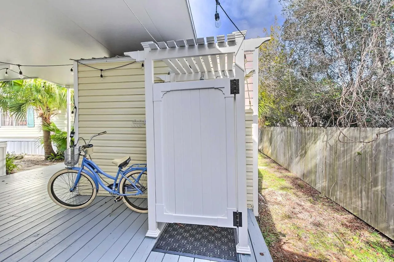 Walk To Miramar Tropical With Deck! Holiday home Destin