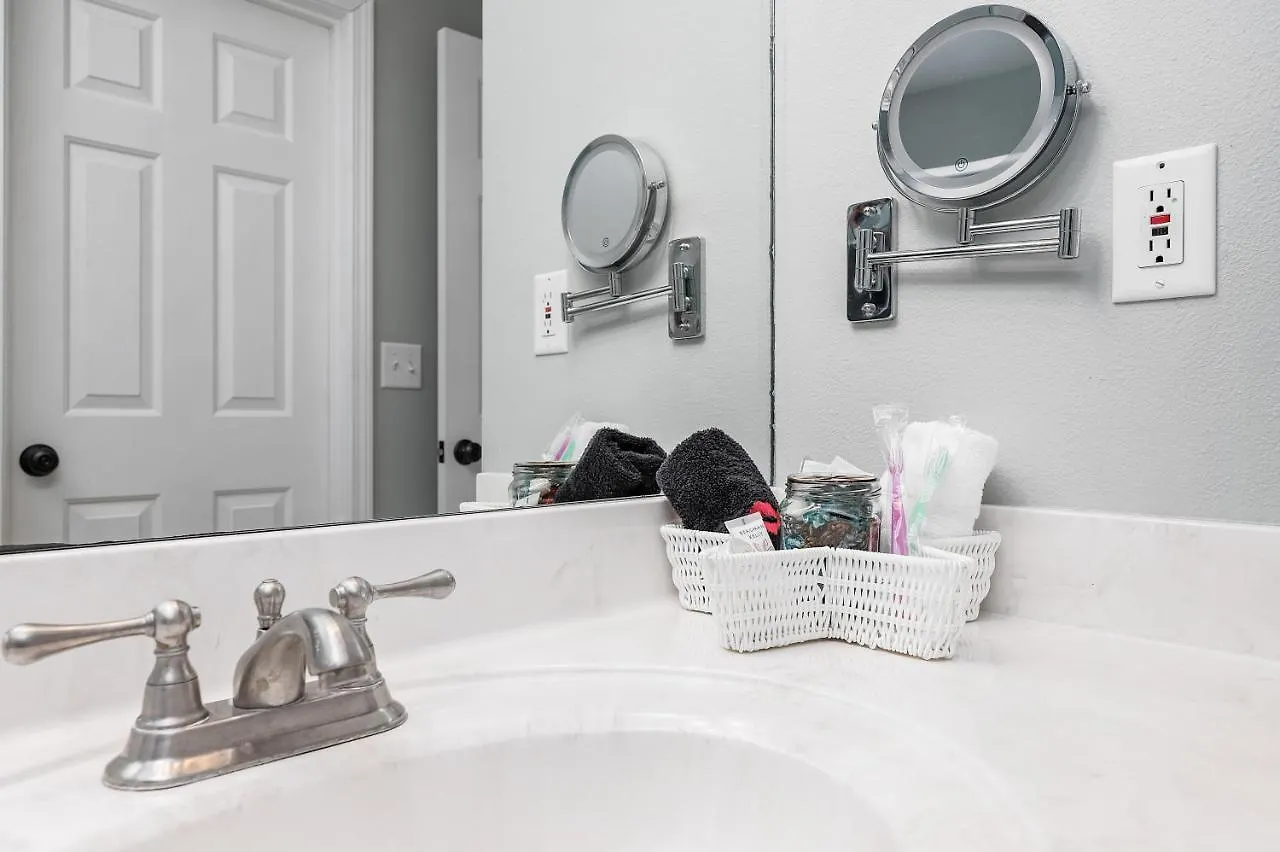 بيت للعطل Private Access, Fenced Yard & Pet Friendly, Pool, Life House دستين