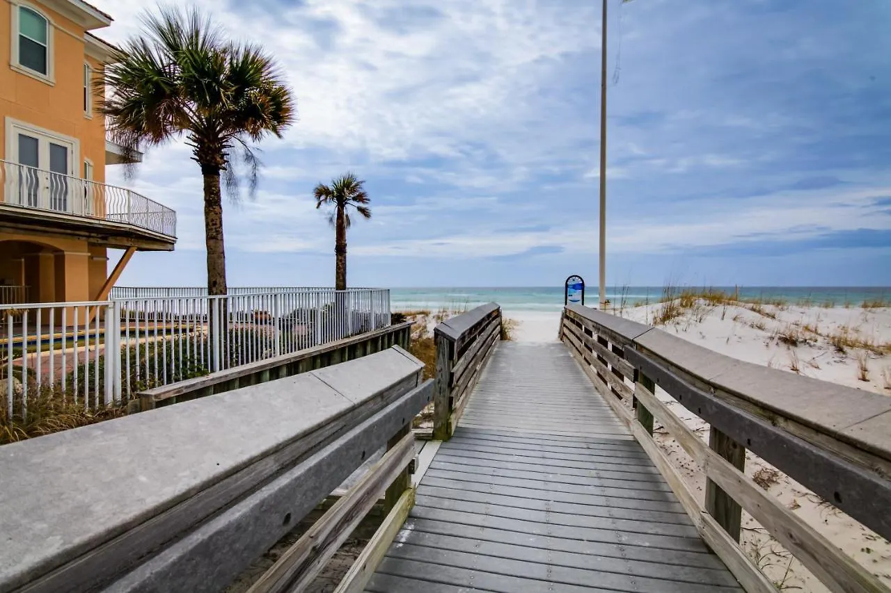 Townhome With Balcony - Walk To The Beach! Holiday home Destin