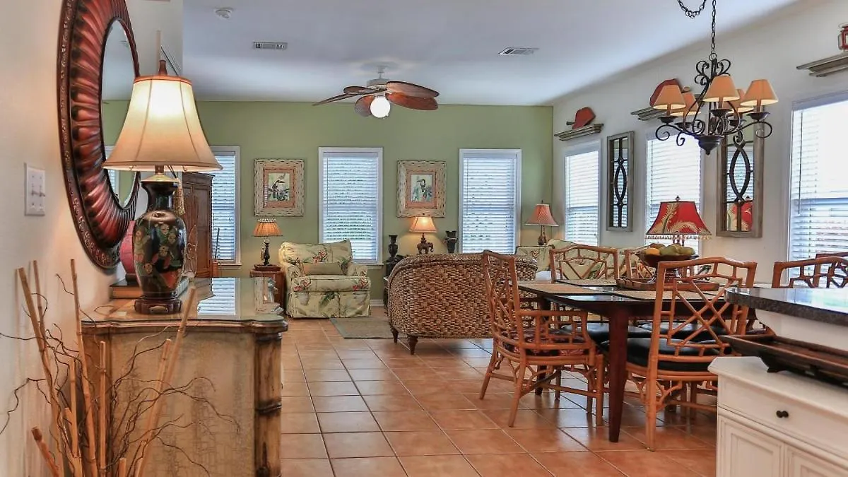 Aventon - Is A 3 Bedroom That Is An Easy Walk To The With Communal Pool Destin