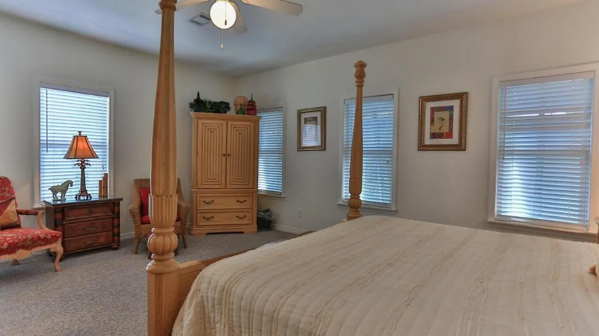 Aventon - Is A 3 Bedroom That Is An Easy Walk To The With Communal Pool