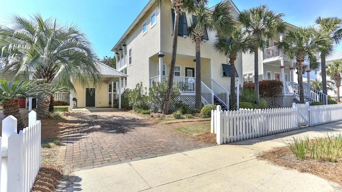 Aventon - Is A 3 Bedroom That Is An Easy Walk To The With Communal Pool *